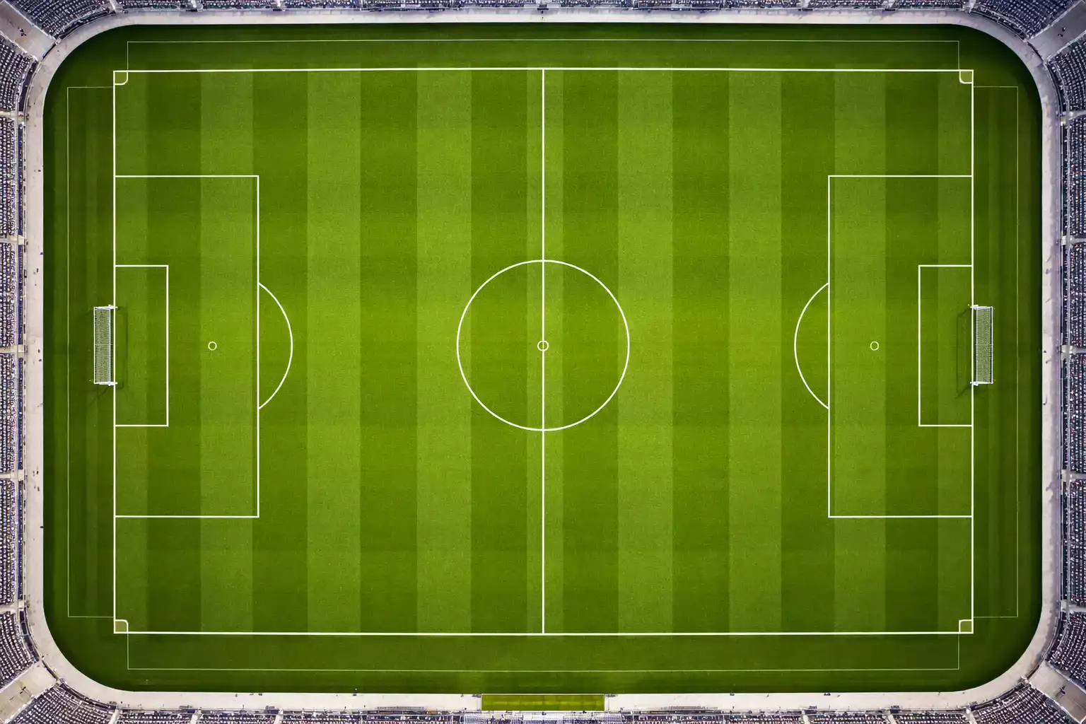 Vista a&eacute;rea de un campo de f&uacute;tbol profesional con l&iacute;neas marcadas