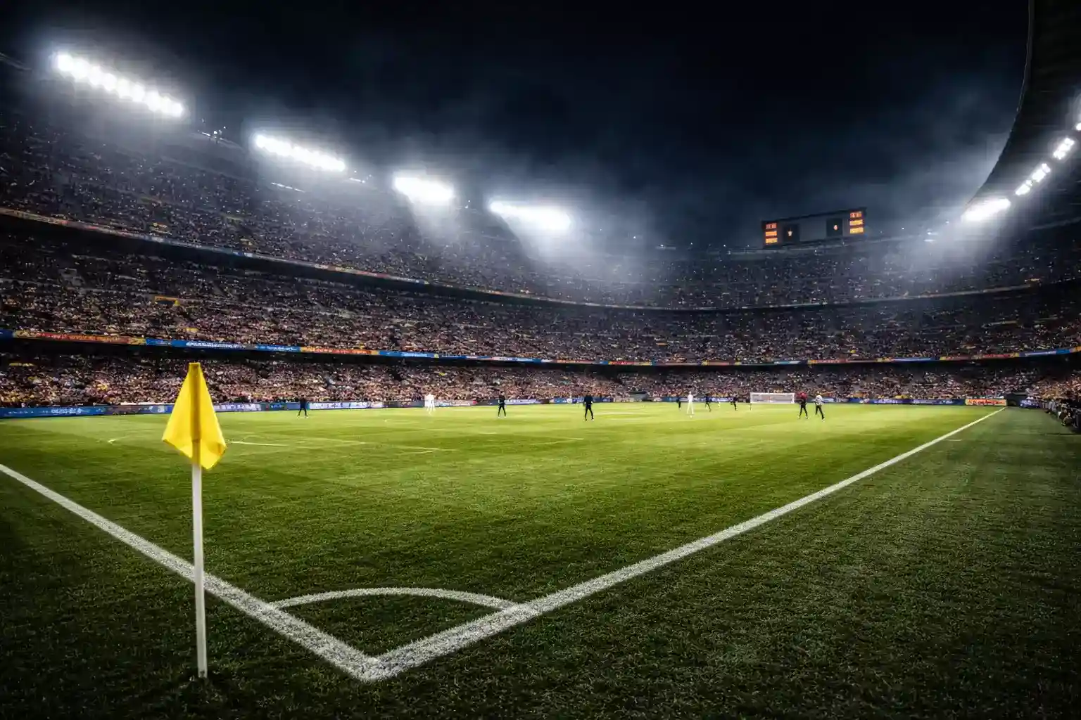 Partido de fútbol europeo nocturno en un gran estadio iluminado