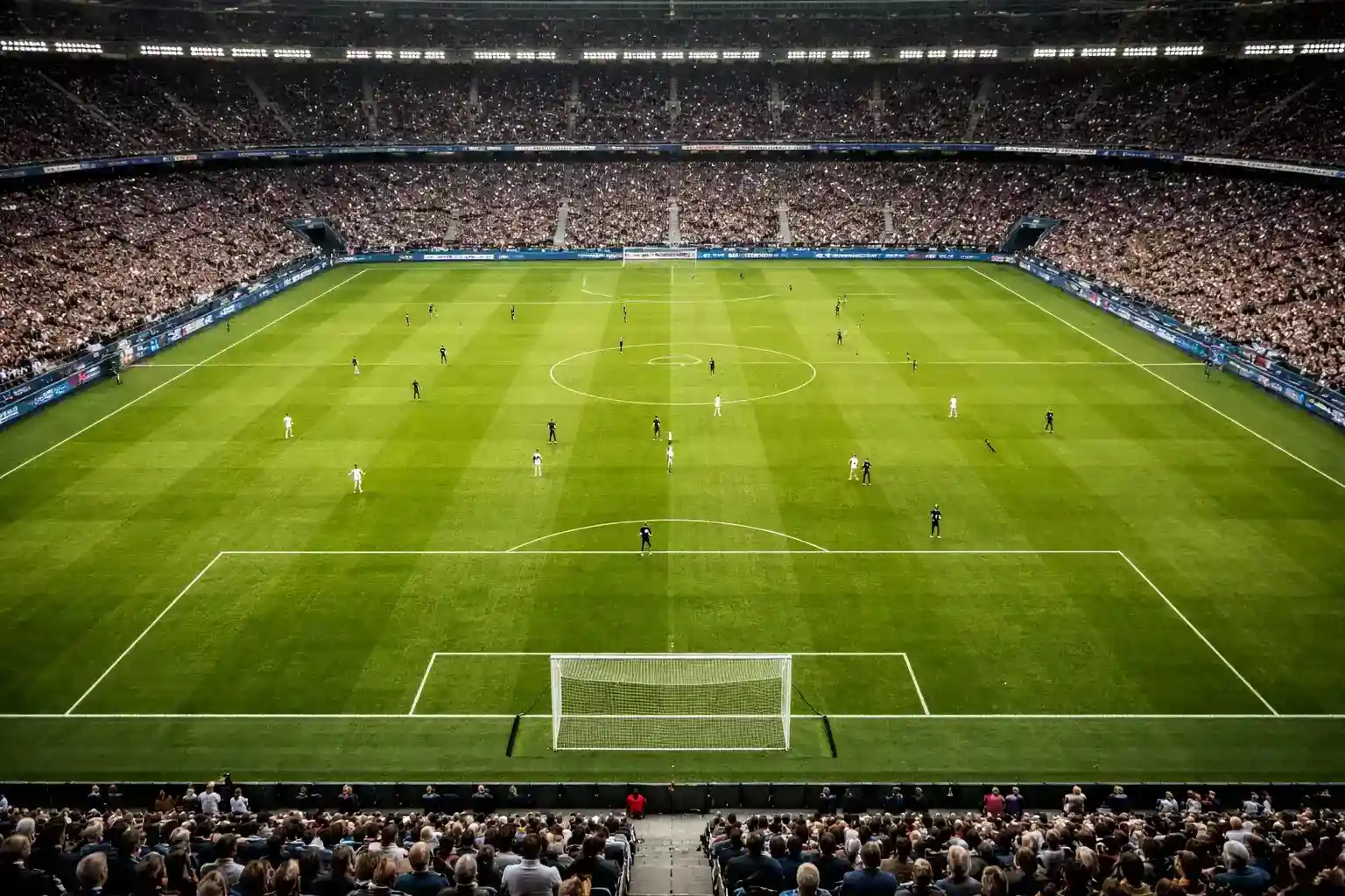 Vista panor&aacute;mica de campo de f&uacute;tbol desde grada alta