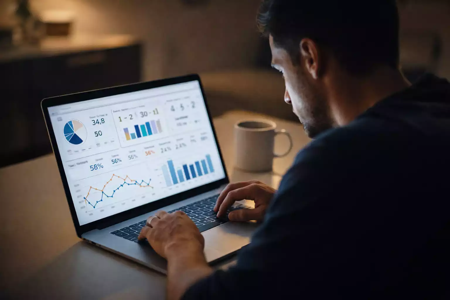 Persona estudiando datos deportivos en ordenador port&aacute;til